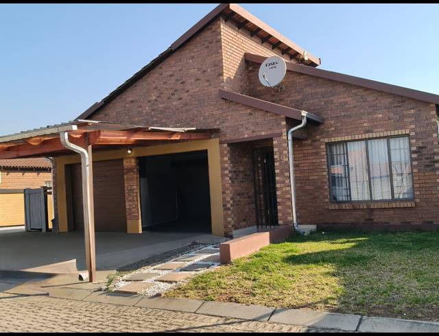 3 BEDROOM TOWNHOUSE FOR SALE IN WATERVAL EAST